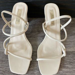 Billini size 7 heels color bone